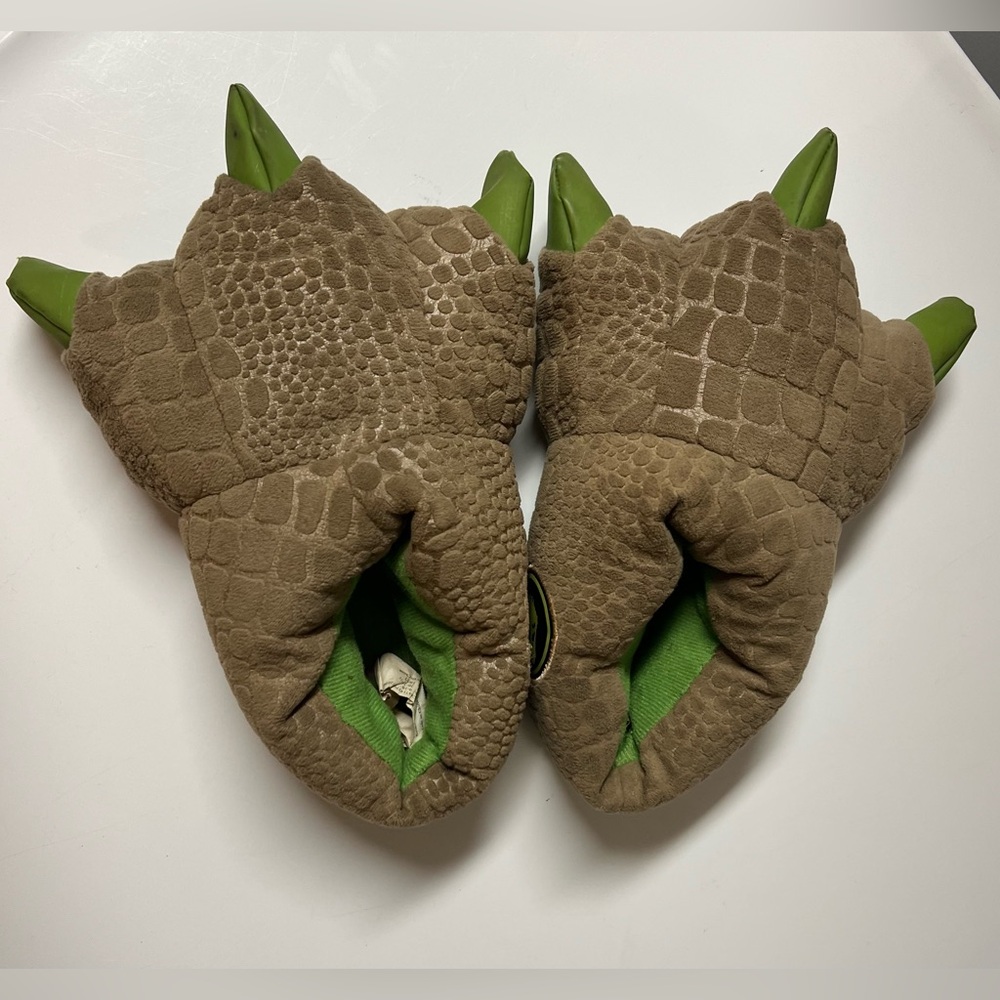 Jurassic World Dinosaur Plush 3D Slippers Size Child 9-10
Light Brown with Green
